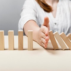 Estrago provocado no varejo pelos juros altos é equiparável à crise do apagão e à recessão de 2015, avalia CNC