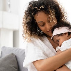 Câmara aprova licença de 5 dias para acompanhante de mãe solo
