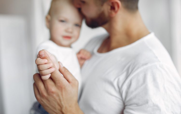 Projeto de lei amplia licença-paternidade no Brasil para até 30 dias, atingindo trabalhadores formais e autônomos