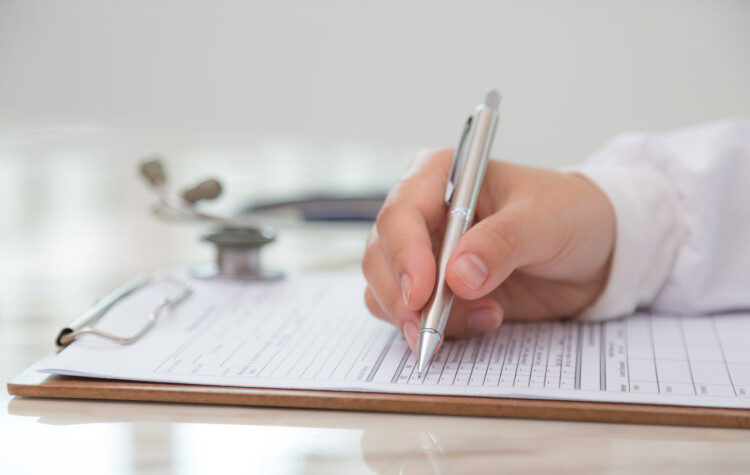 Atestado médico apresentado pelo empregado: quando a empresa deve aceitar, o que pode conferir e como agir diante de irregularidades